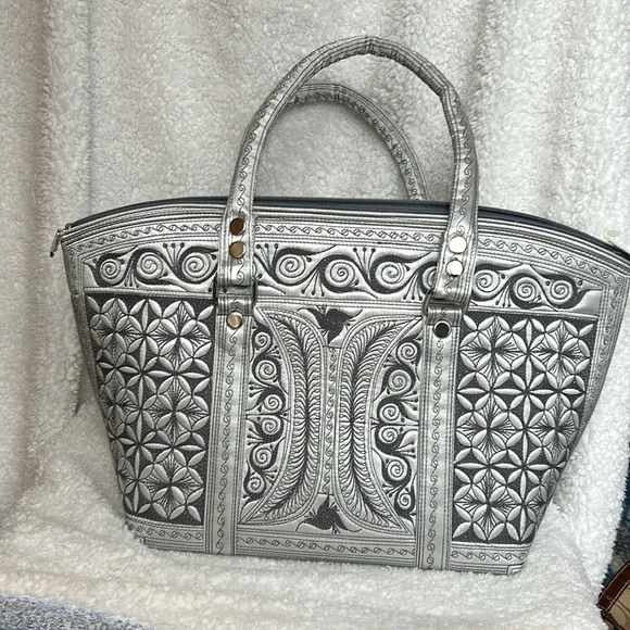 Banda Bags Kali Tote - Large Silver - Picture 15 of 16